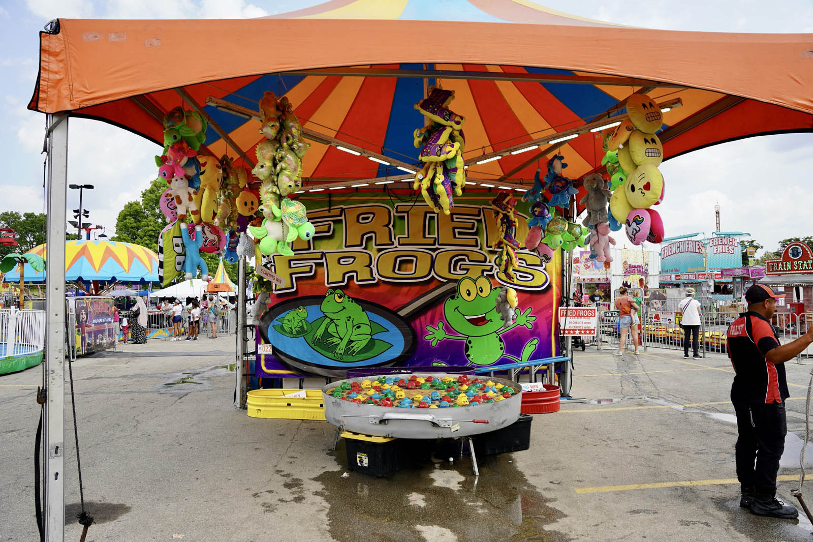 Giant gumbo pot carnival game with colorful frogs